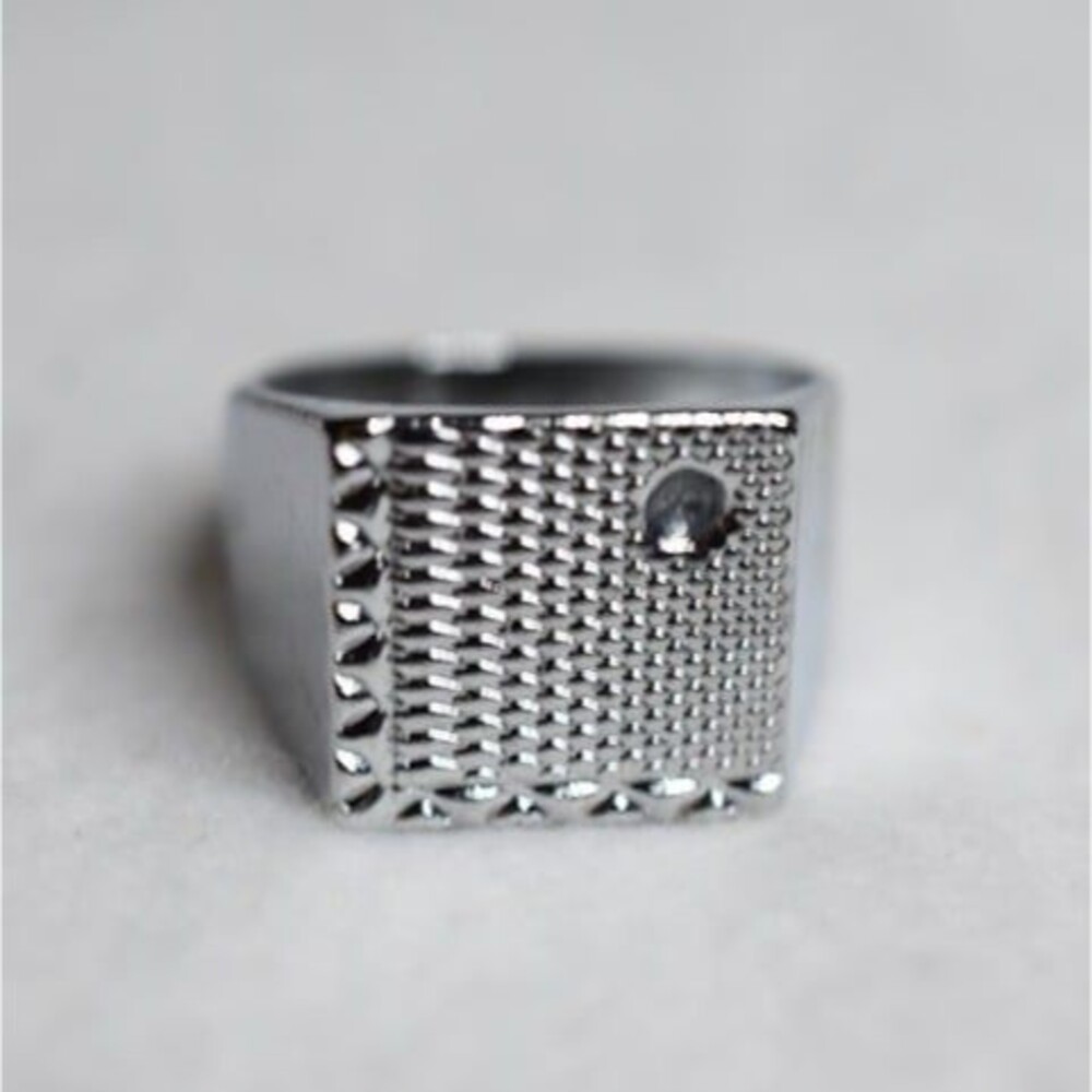 NWOT Men's Party Wear Single Crystal Statement Silver Tone Size 8 Ring - Picture 2 of 3
